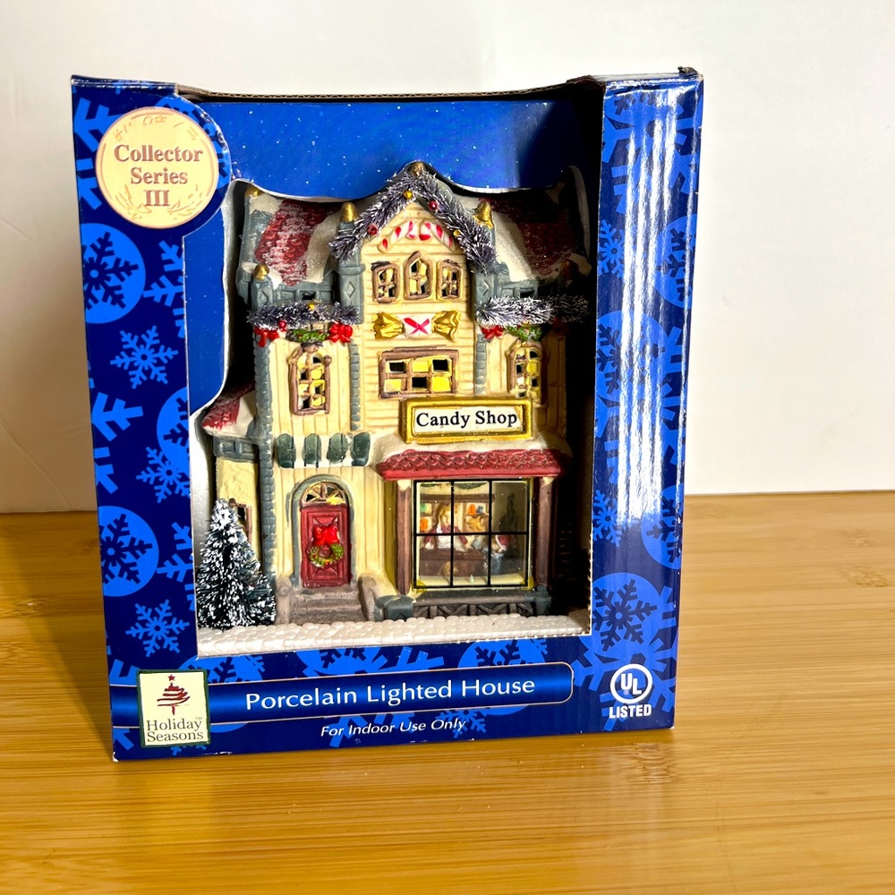 HP🎉Holiday Seasons Victoria Falls "Café" Porcelain Lighted House Interior View.